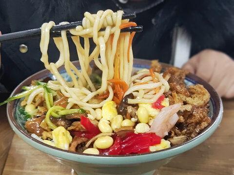 网红吃天津捞面视频,一碗面背后的津味风情