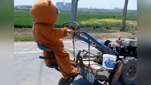 辽宁网红开拖拉机车,演绎乡村新风尚